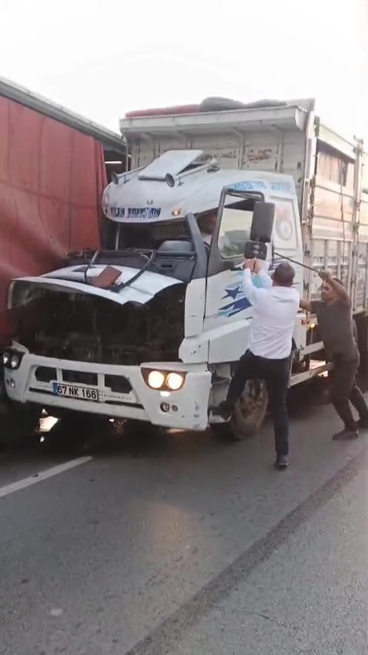 Kocaeli D100\'de Kaza: Sürücü İtfaiye Tarafından Kurtarıldı