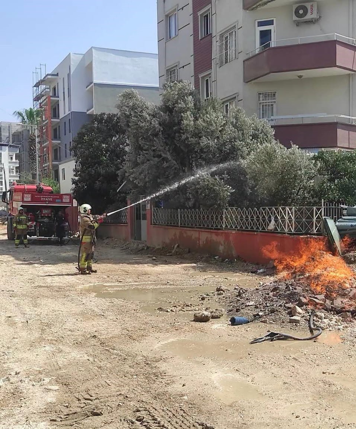 Hatay\'da doğalgaz borusunda yaşanan hat hasarı nedeniyle alevler yükseldi