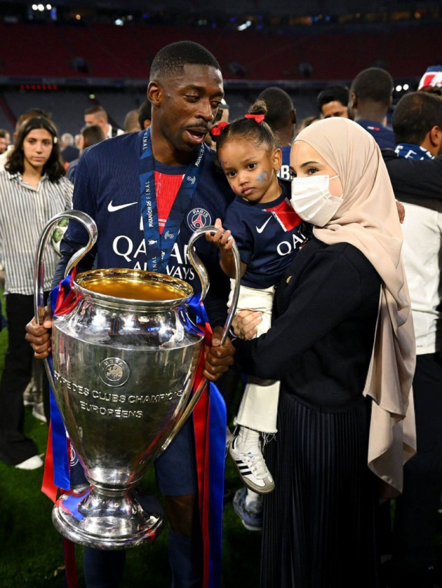 Dembele eşinin peçe tercihini anlattı: Güzel yüzüm...