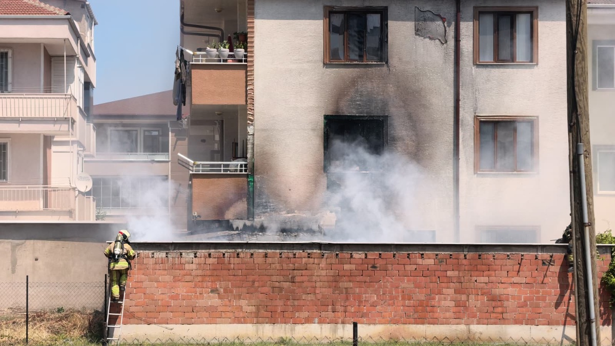 İnegöl\'de depo yangını apartmana sıçradı