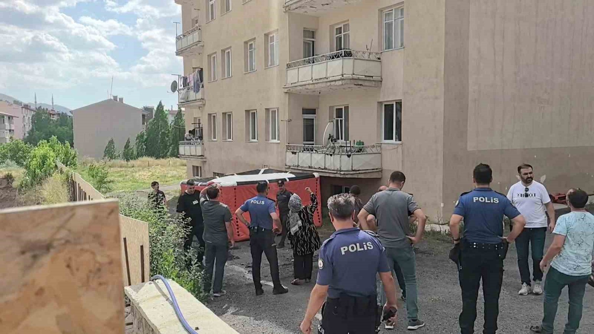 Çocuklarıyla Balkonda İntihar Girişimi