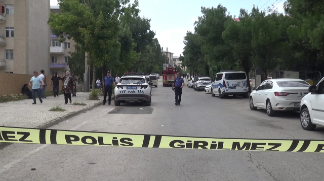 Boşanma aşamasındaki adam eşini ikna etmek için çocuklarını rehin aldı