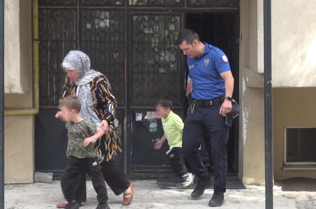 Boşanma aşamasındaki adam eşini ikna etmek için çocuklarını rehin aldı