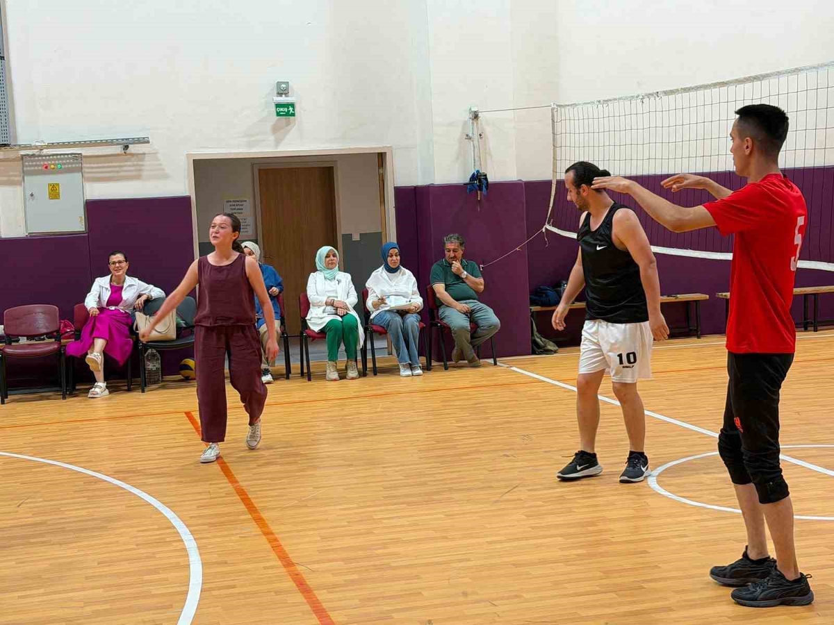 Düzce\'de Eğitimcilerin Voleybol Etkinliği