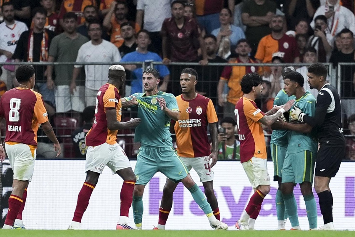 Galatasaray\'a Villarreal ile hazırlık maçında "kırmızı kart" şoku