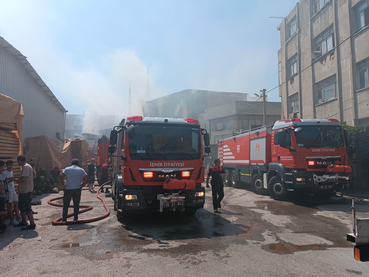 İzmir Buca\'da Sünger Deposunda Yangın