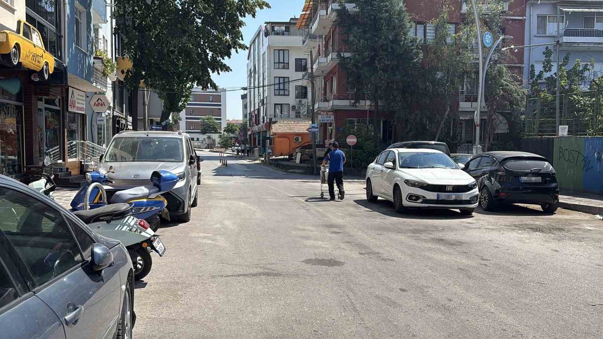 İzmit\'te Otomobil Yayalara Çarptı: İki Yaralı