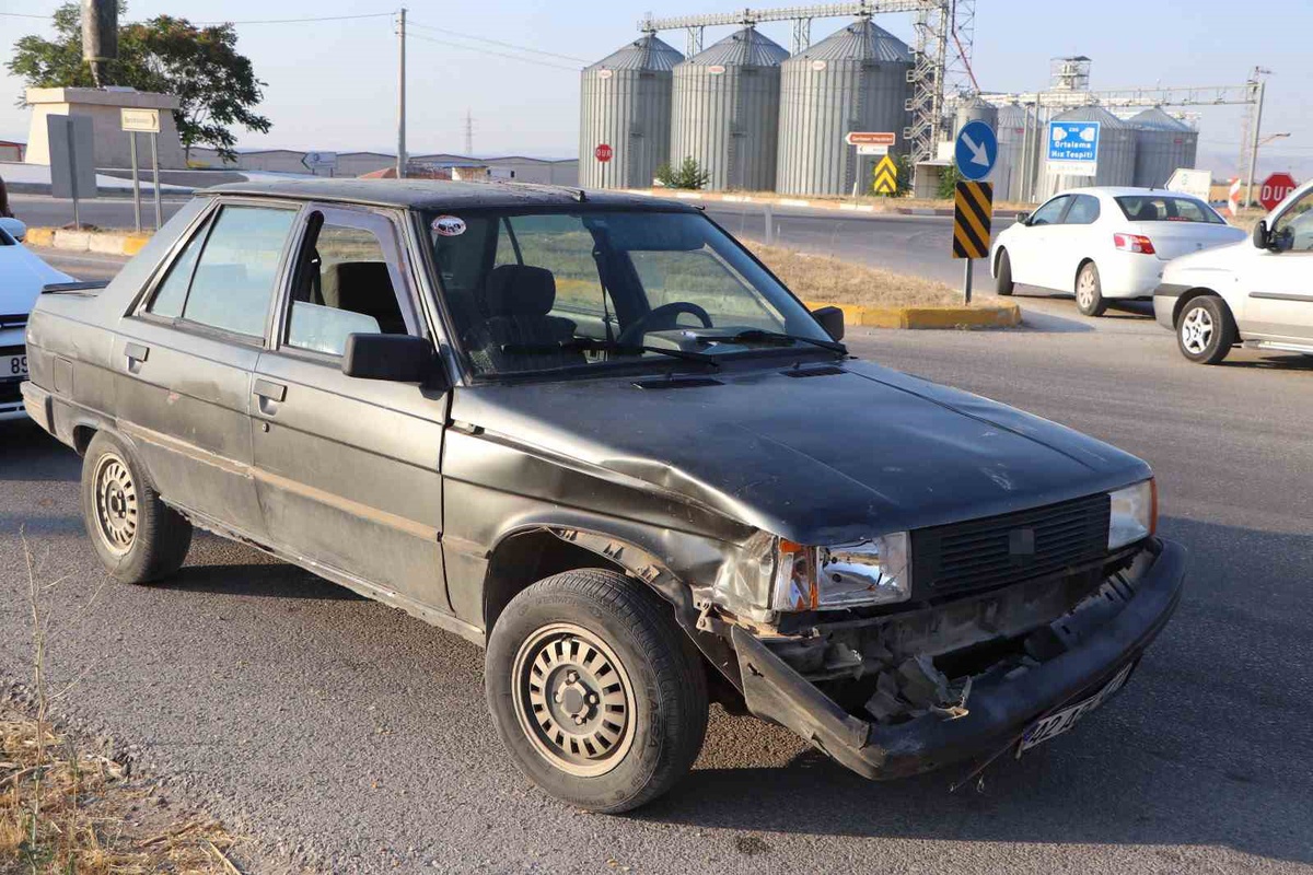 Karaman\'da Motosiklet ve Otomobil Çarpıştı: 1 Yaralı