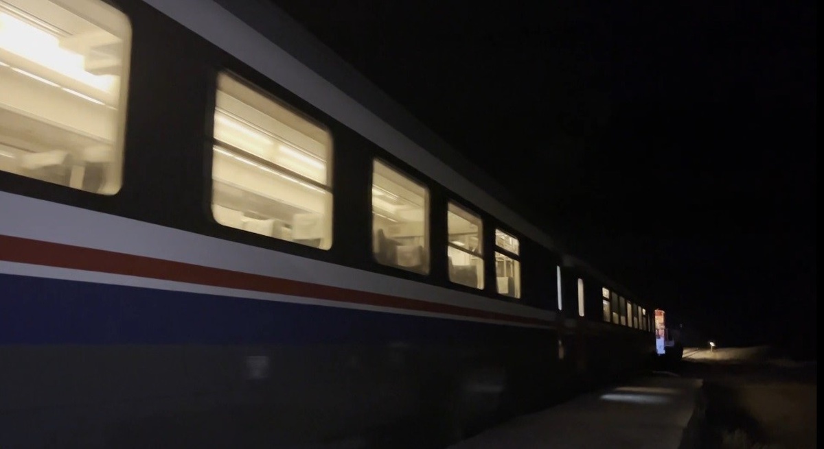 Kars-Akyaka Treni Hemzemin Geçitte Arızalandı