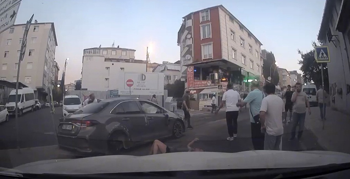 Kartal\'da Yokuş Aşağı Kaza: 3 Araç Hasar Gördü