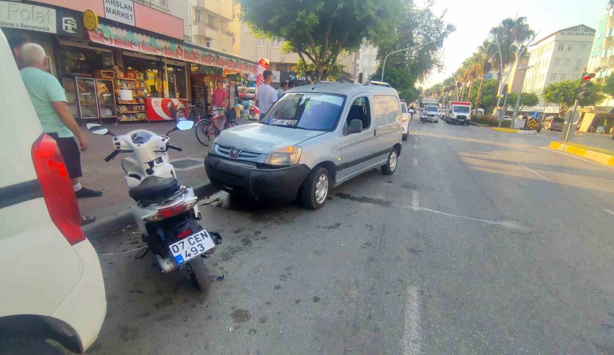 Manavgat\'ta Kırmızı Işık İhlali Kazaya Neden Oldu