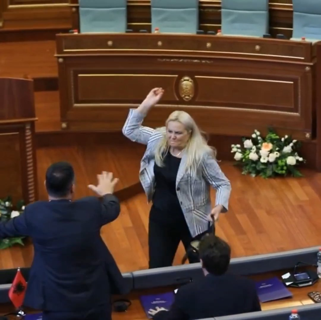 Kosova Meclisi'nde Başbakan Kurti'ye yumurtalı protesto