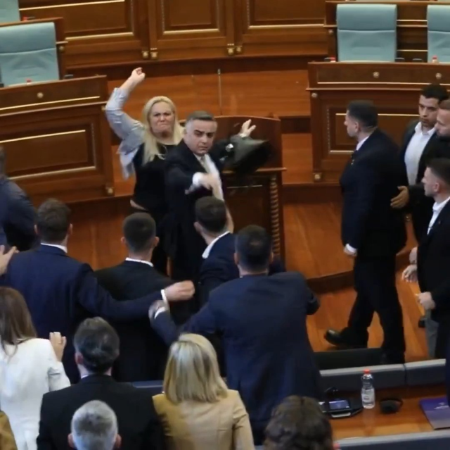 Kosova Meclisi'nde Başbakan Kurti'ye yumurtalı protesto