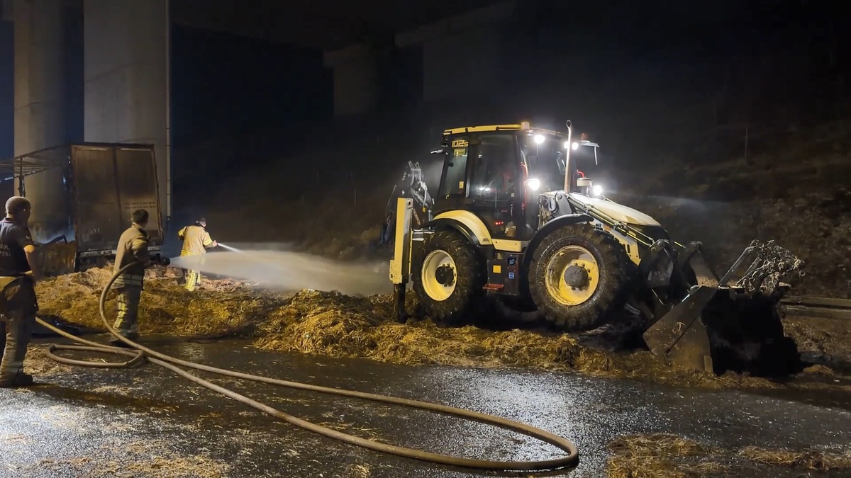 Arnavutköy\'de TIR Yangını Kontrol Altına Alındı
