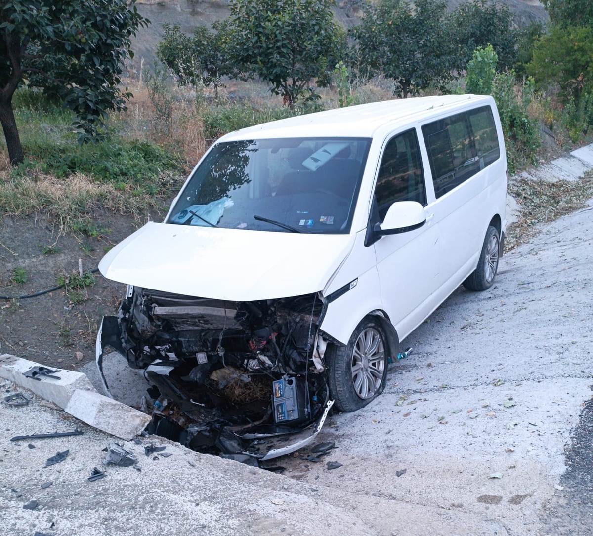 Adıyaman\'da Menfeze Çarpan Araçta Sürücü Yaralandı