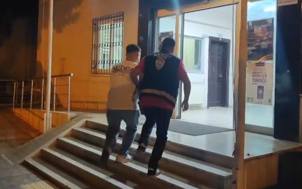 Mersin\'de Otomobil Camını Kıran Şüpheli Yakalandı