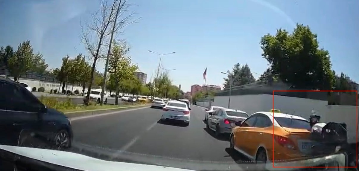 Diyarbakır\'da Motosiklet Taksiye Çarptı