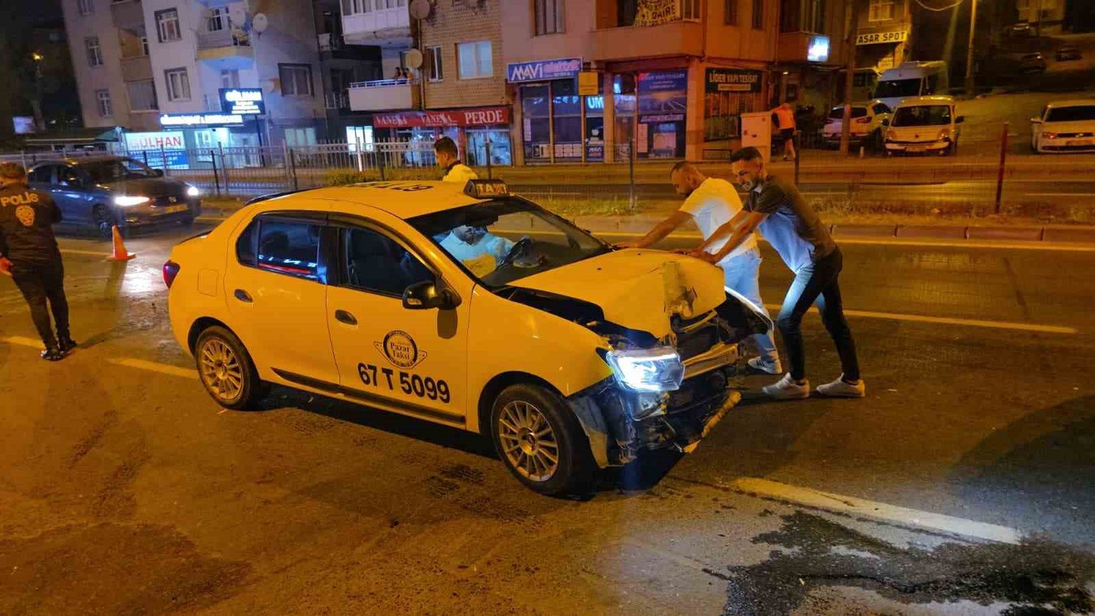 Ereğli\'de Trafik Kazası: Taksi Kullanılamaz Hale Geldi