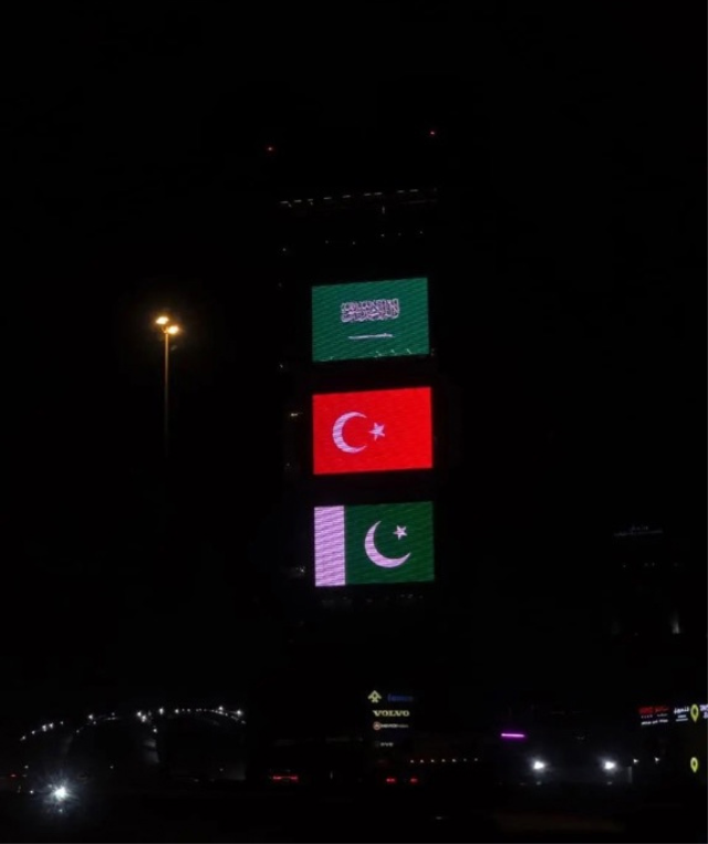 Türkiye, Suudi Arabistan ve Pakistan anlaştı! Simge yapılar üç ülkenin renklerine büründü