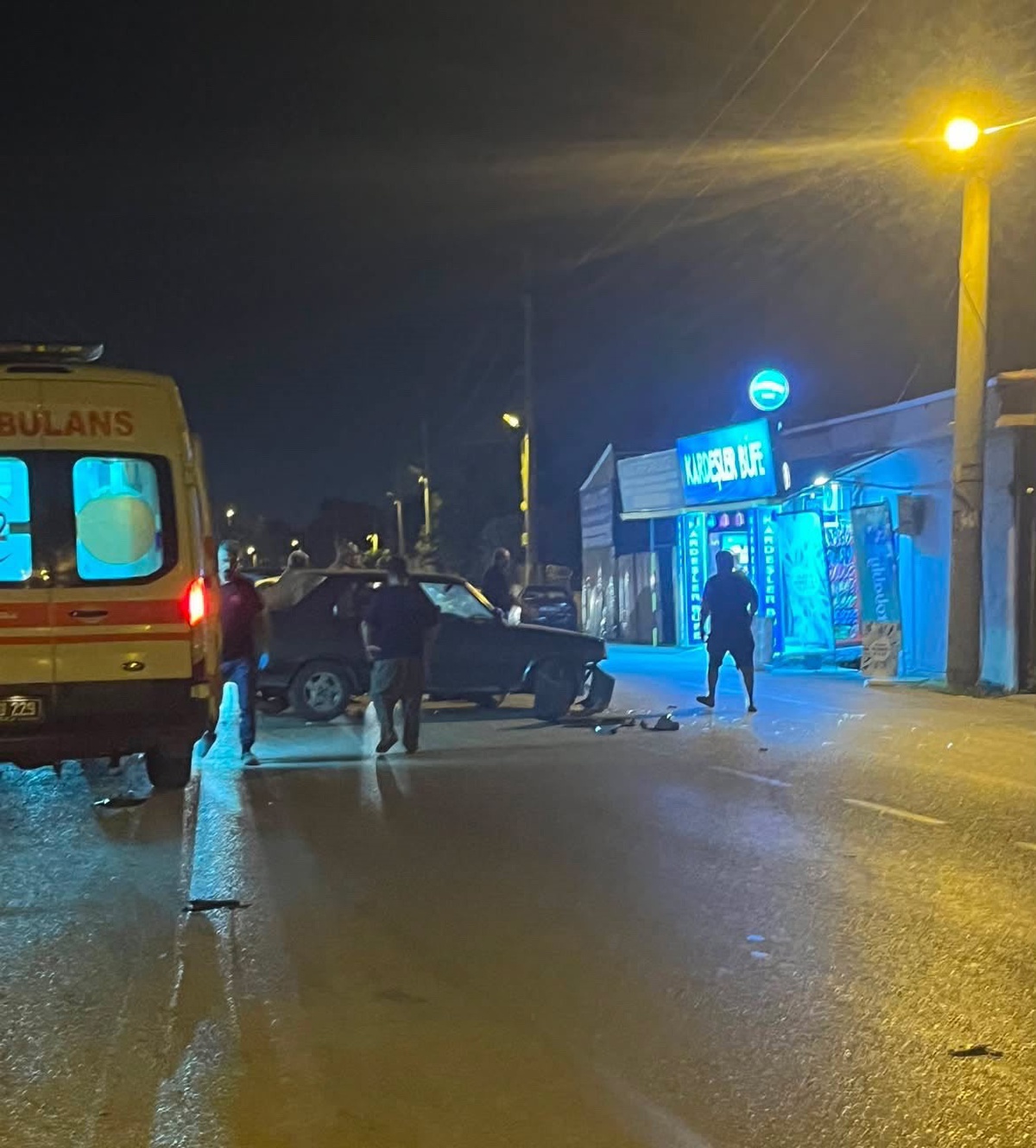 Hatay\'da motosikletler otomobile çarptı