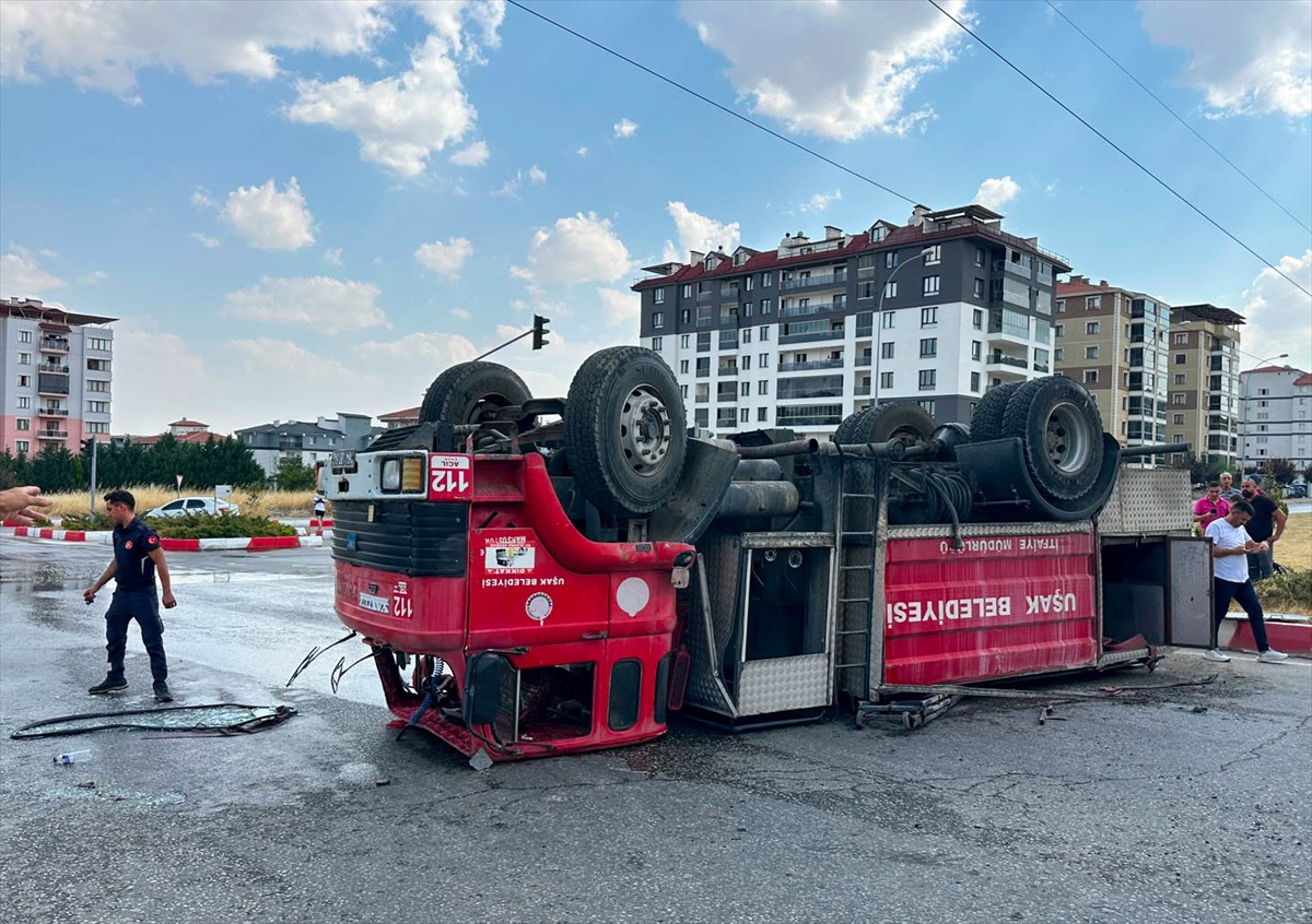 Uşak\'ta İtfaiye Aracı Kamyonla Çarpıştı