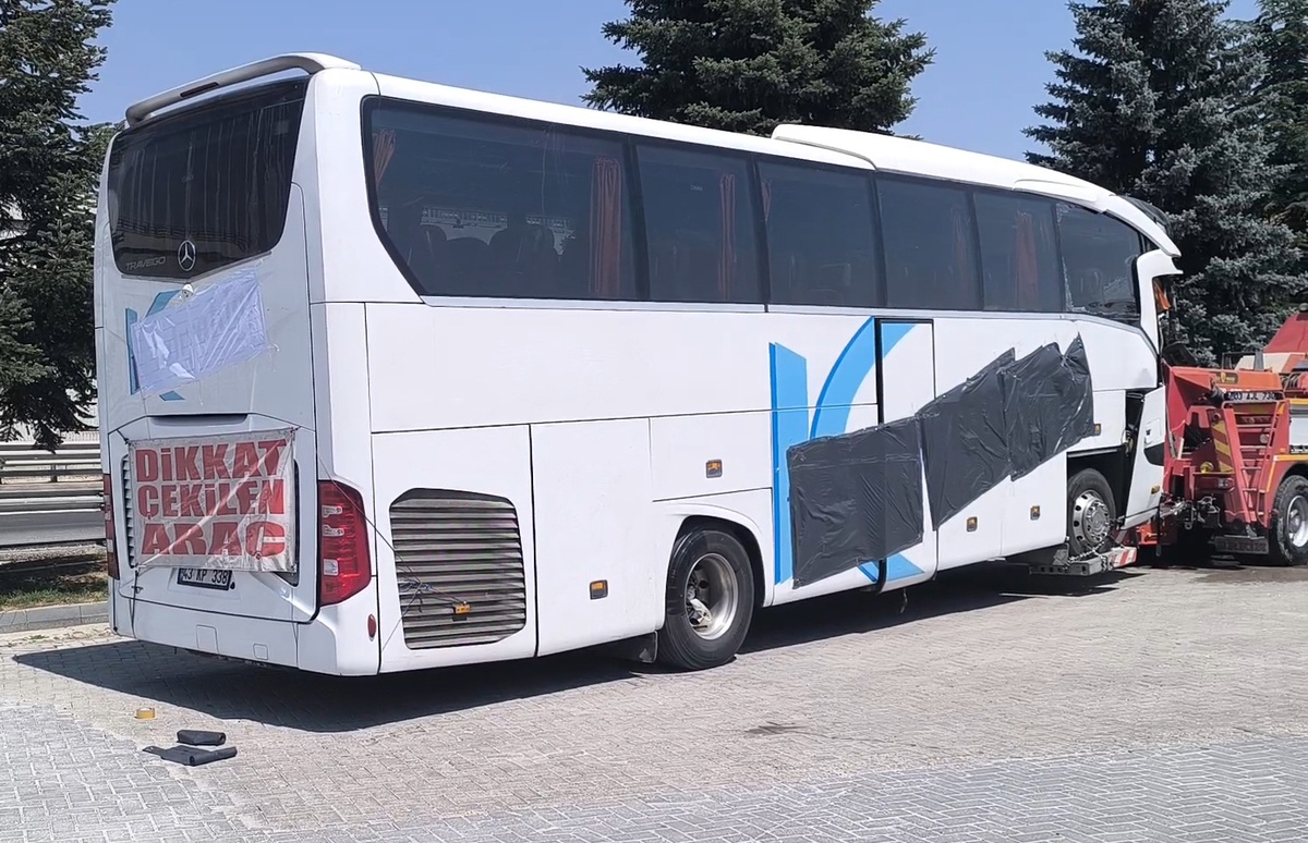 Afyonkarahisar\'da Otobüs-Kamyonet Kazası! 1 Ölü, 15 Yaralı