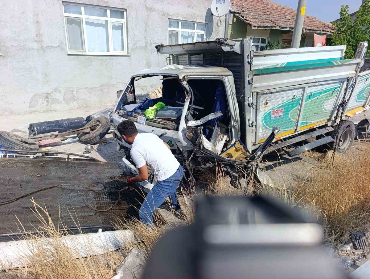 Afyonkarahisar\'da Trafik Kazası: Bir Ölü, 15 Yaralı