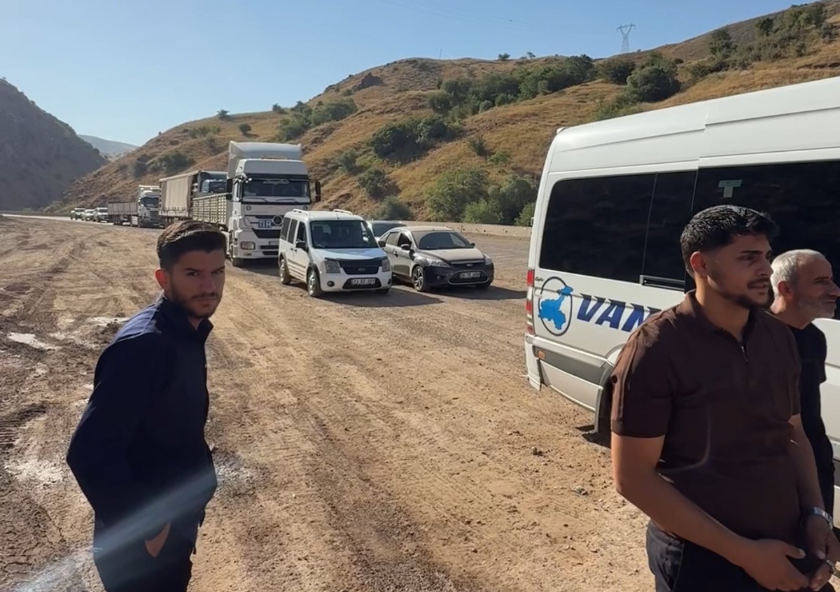 Yüksekova-Van Yolunda Araç Kuyruğu
