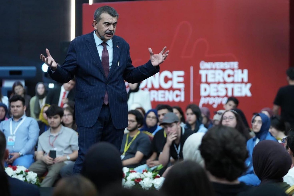Bakan Tekin\'den "serbest kıyafet" sorusuna yanıt: Bu yüzden kaldırılmış