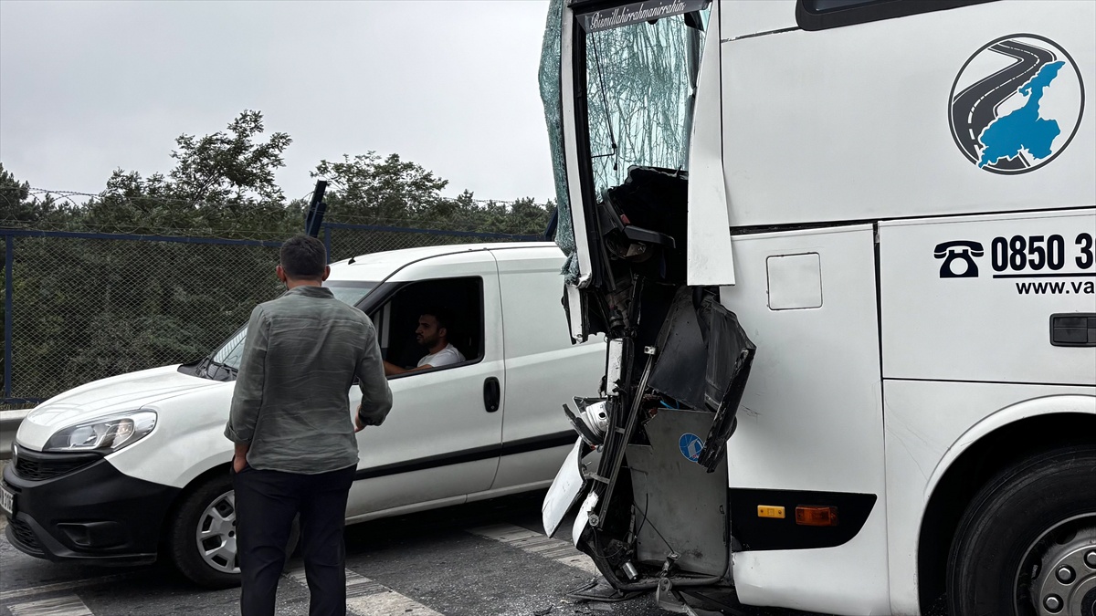 Başakşehir\'de Trafik Kazası: 4 Yaralı