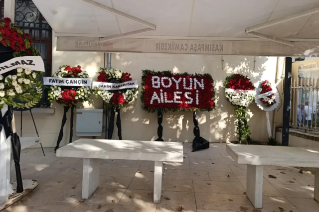 Çete liderinin annesinin cenazesine çelenk yağdı