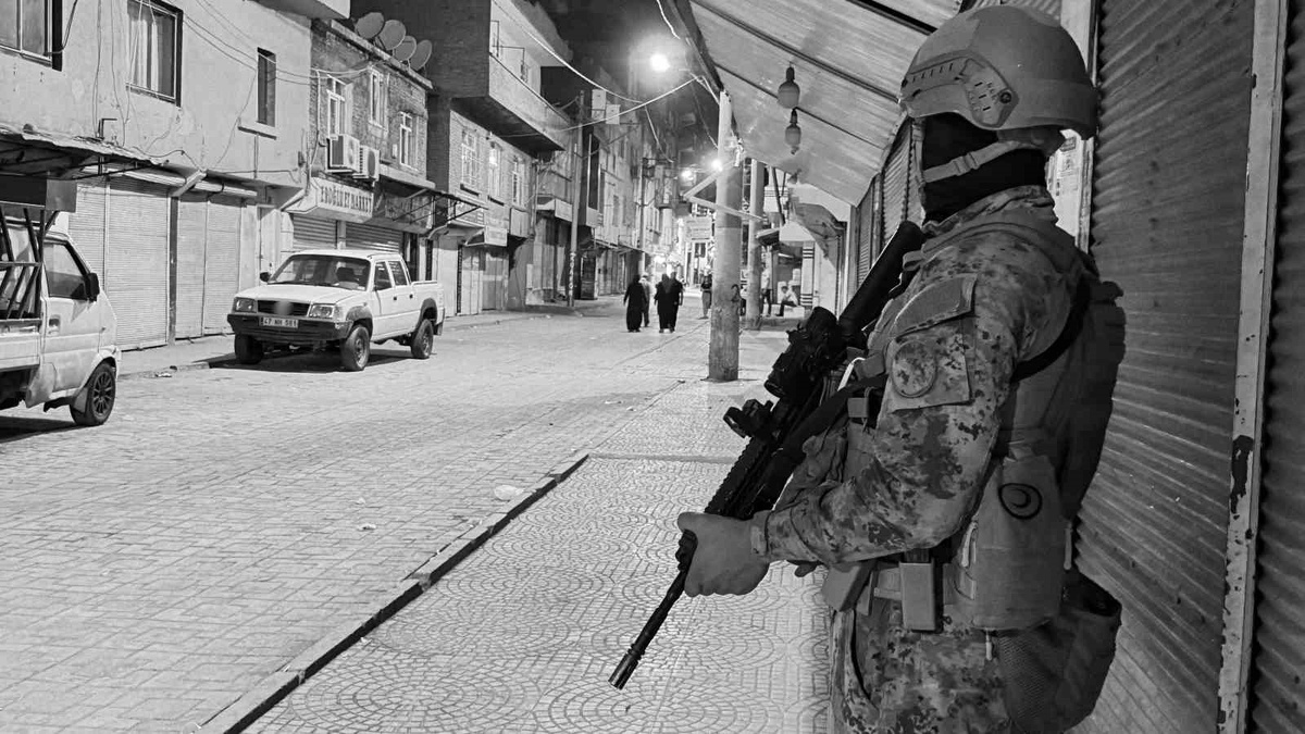 Diyarbakır\'da Şok Uygulama: Çok Sayıda Gözaltı