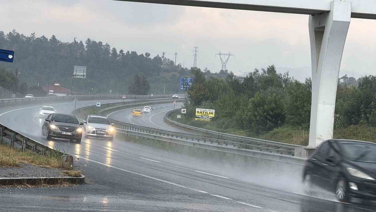 Düzce\'de Şiddetli Sağanak Trafiği Olumsuz Etkiliyor