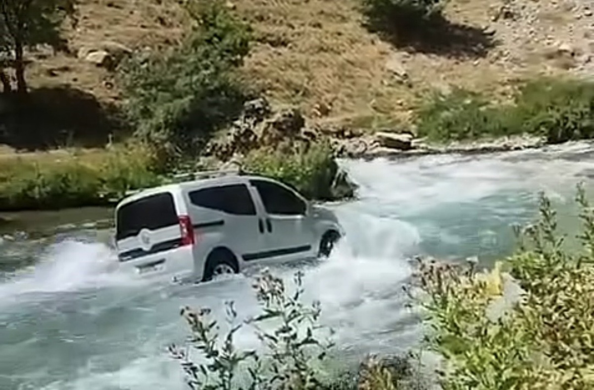 Van\'da Kamyonet Çaya Düştü