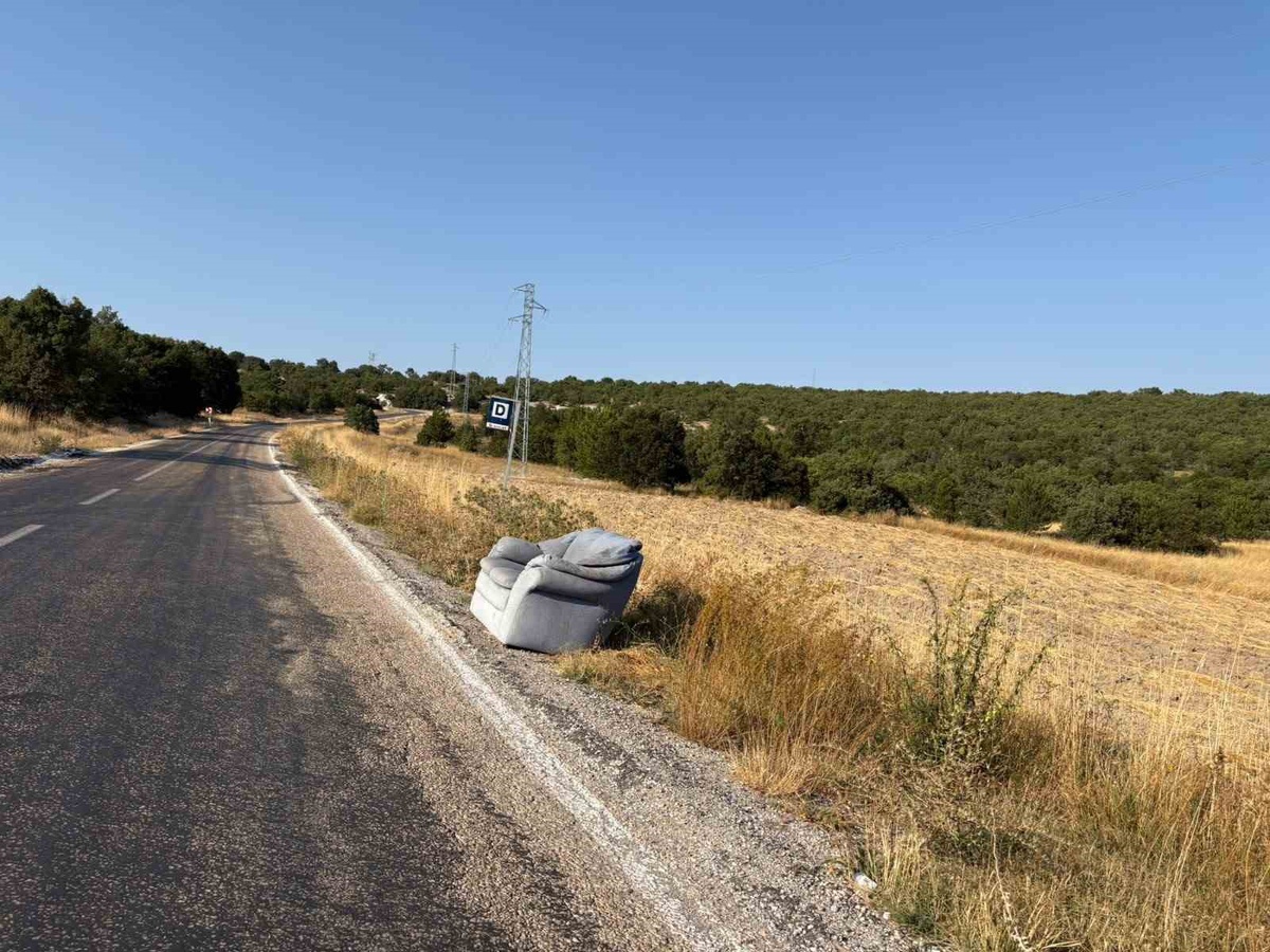 Eskişehir\'de Vatandaşlar Eski Koltukla Otobüs Bekliyor