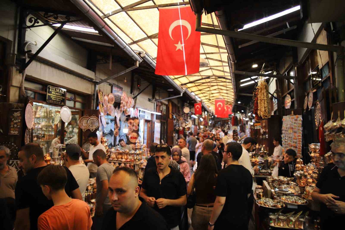 Bakırcılar Çarşısı\'nda Sıcağa Rağmen Yoğunluk
