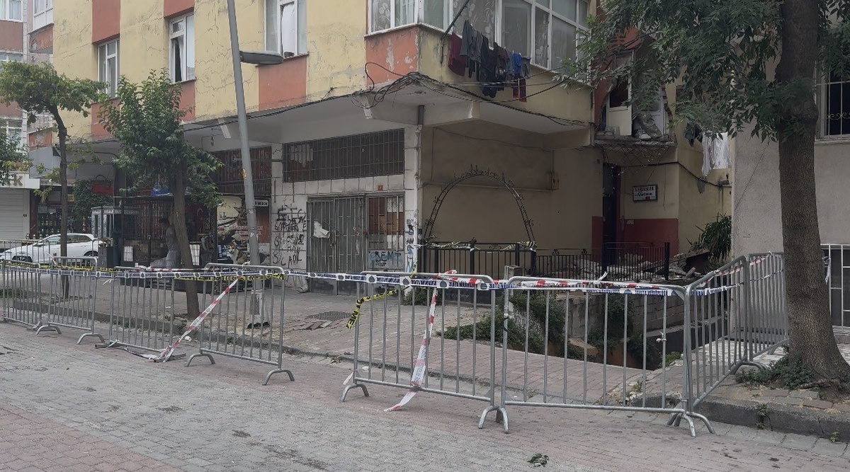 Güngören\'de Balkon Çöktü