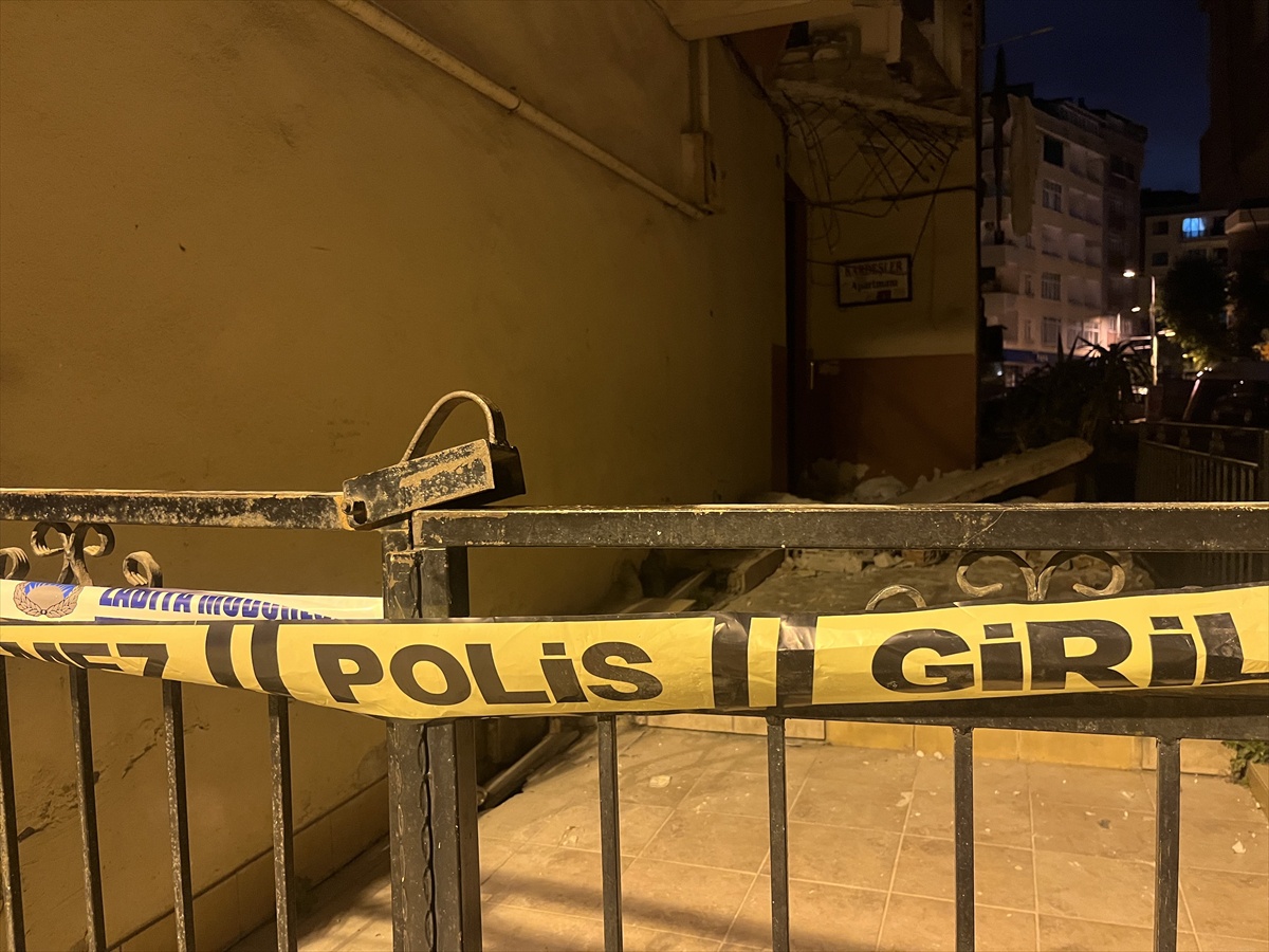 Güngören\'de Bina Balkonu Çöktü