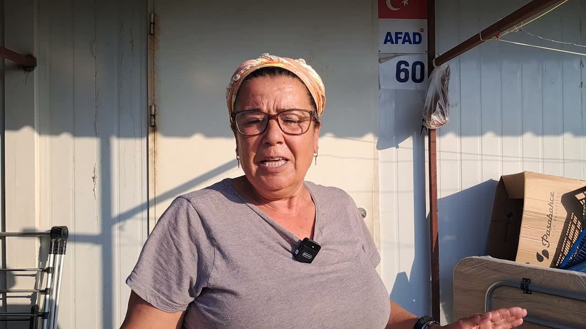 Depremzedeler Konteyner Taşınmasına Tepki Gösterdi