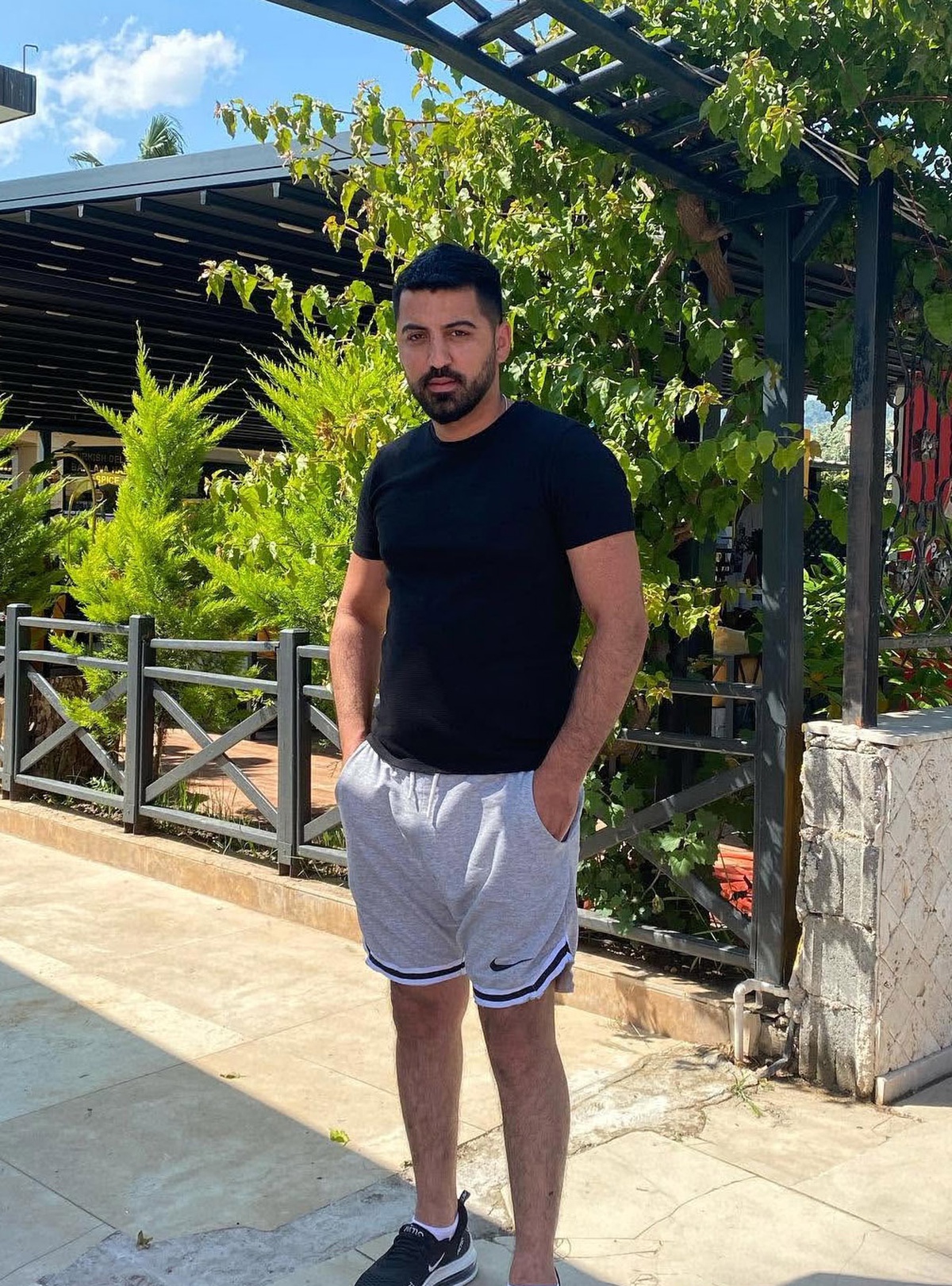 Kemer\'de Yol Verme Kavgası: Motosiklet Tamircisi Hayatını Kaybetti