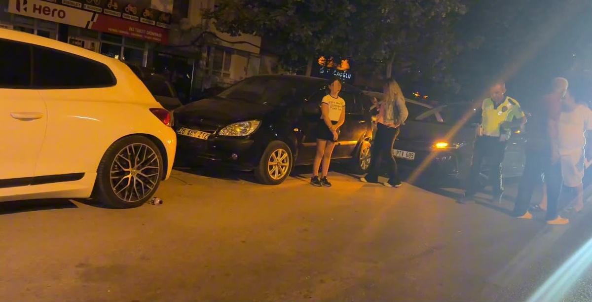 Eskişehir\'de Kontrolden Çıkan Otomobil Park Halindeki Araçlara Çarptı