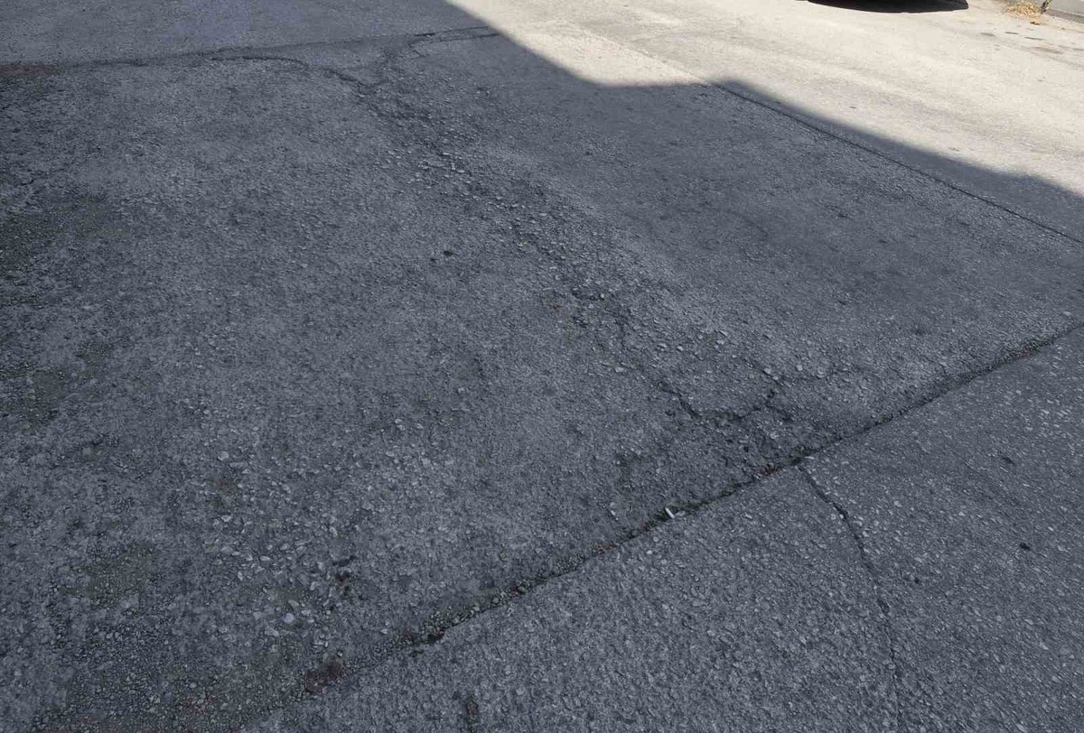 Kurtuluş Mahallesi\'nde Bozuk Yollar Sürücüleri Zorluyor