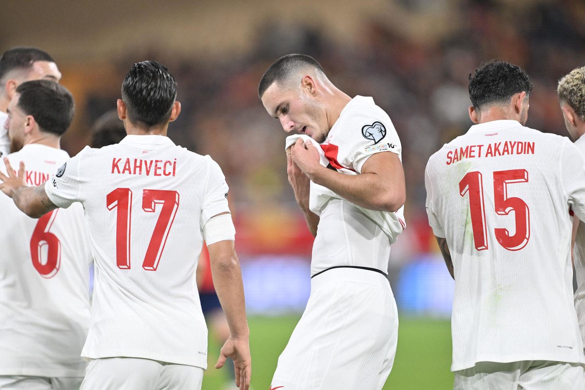 Milli futbolcu Deniz Gül\'ün evi soyuldu! Zarar çok büyük