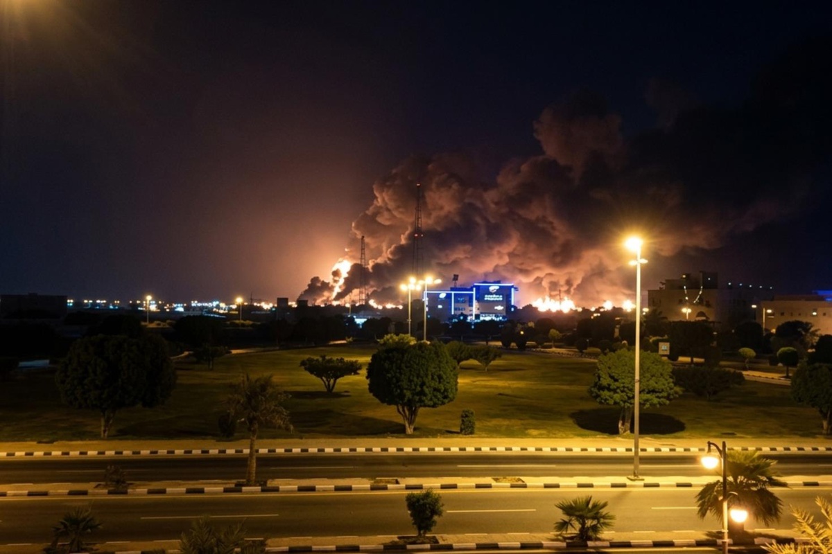 Orta Doğu yangın yeri! Suudi Arabistan\'daki petrol rafinerisi vuruldu