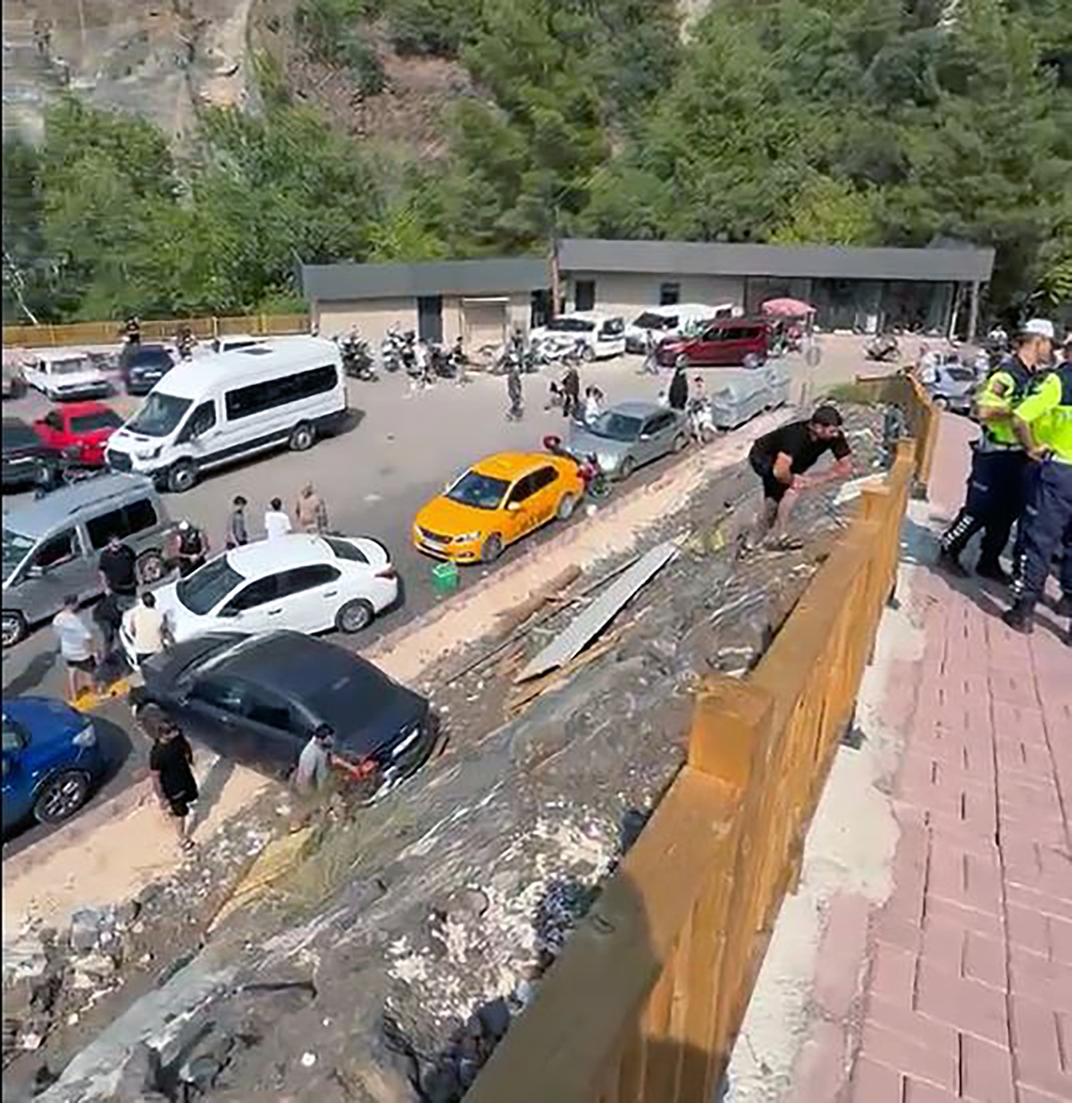 Osmaniye\'de Kaza: Araç Otoparka Düştü