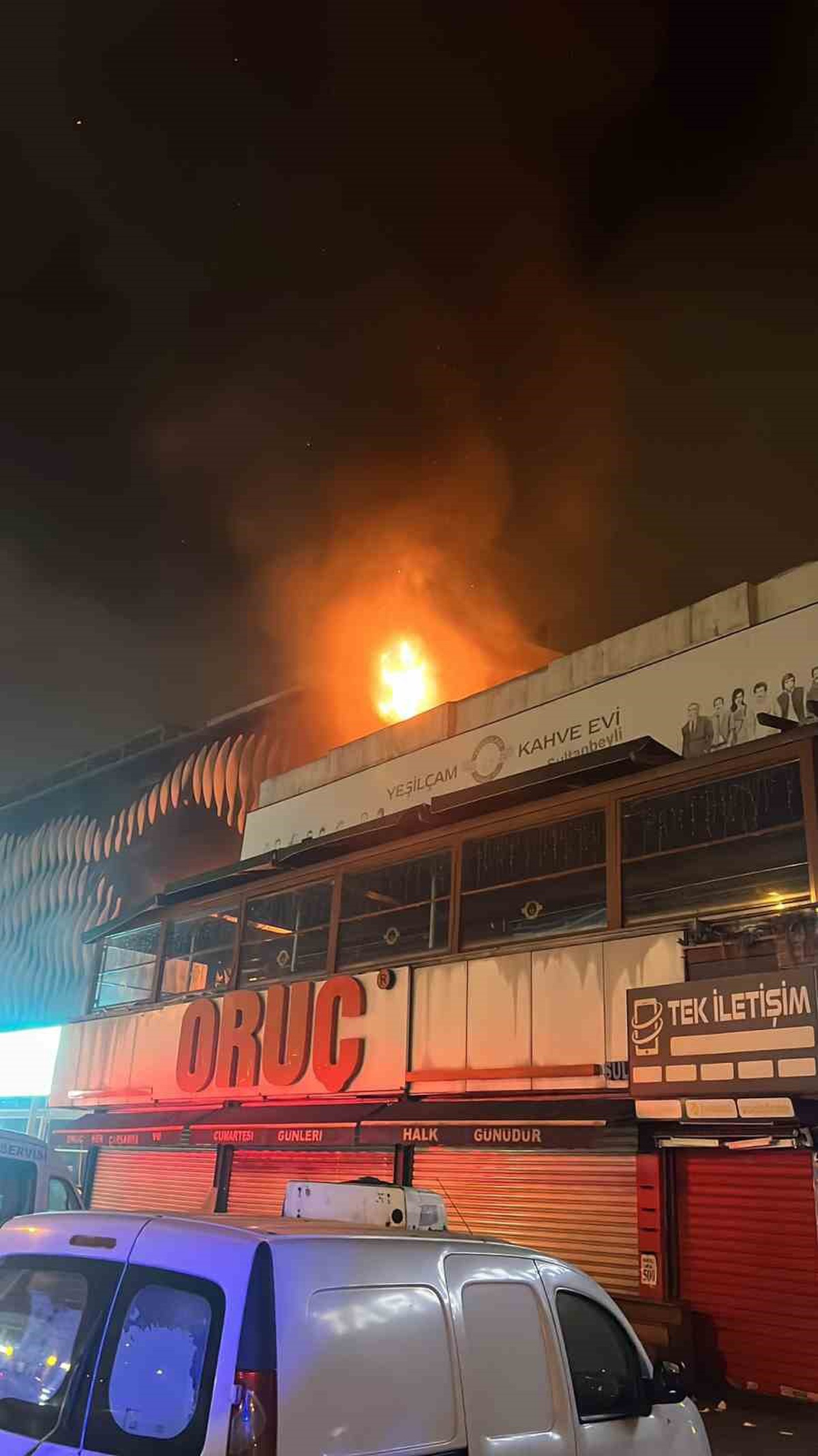Sultanbeyli\'de Alışveriş Merkezinde Yangın