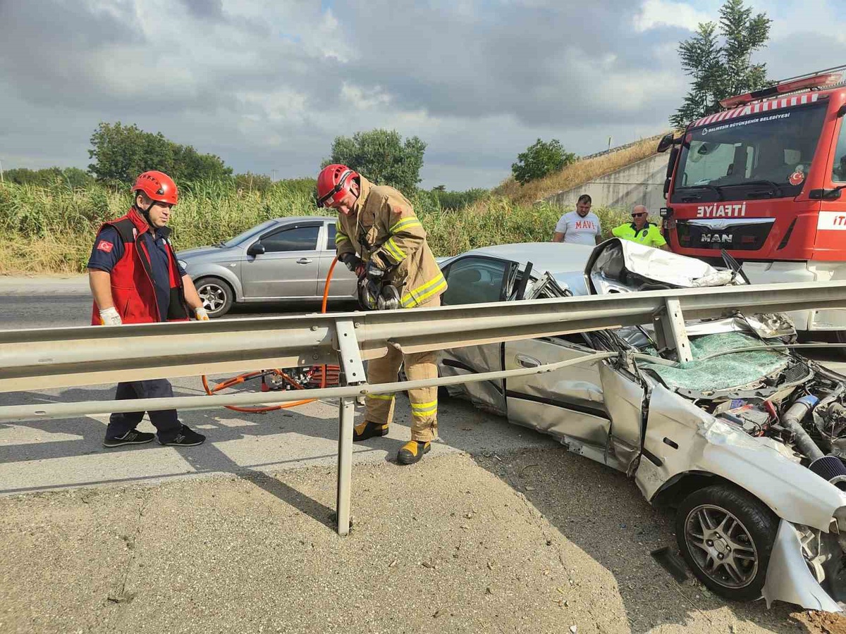 Susurluk’ta bariyerlere saplanan araçtaki yaralı itfaiye ekiplerince kurtarıldı
