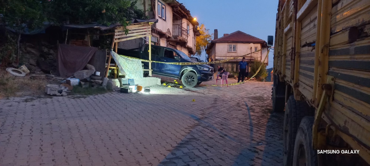 Telefonda başlayan tartışma kanlı bitti: 2 genç kurşunların hedefi oldu