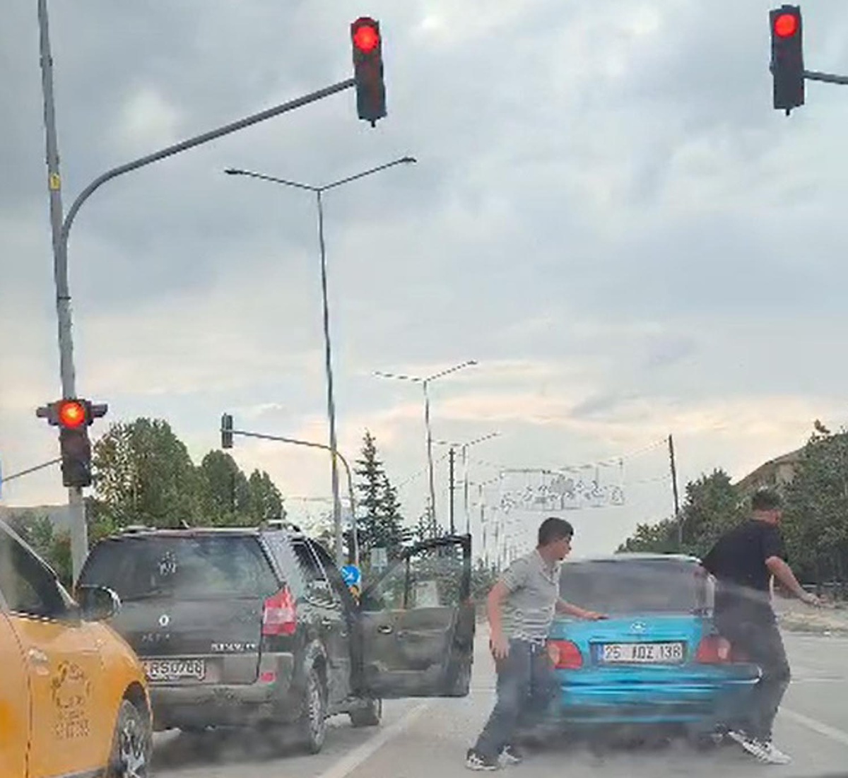 Trafikte Bıçaklı Saldırı