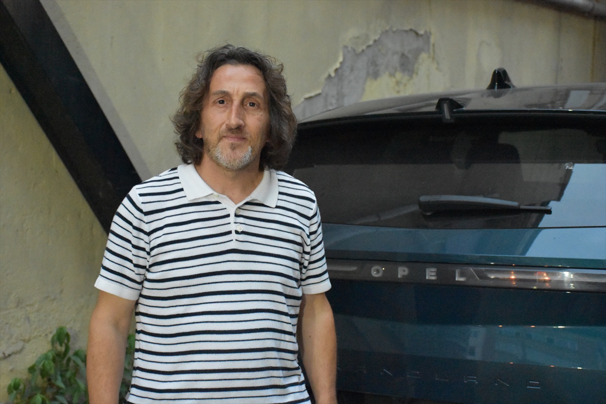 Otomobilin Çamurluğunda Sıkışan Kediler Kurtarıldı